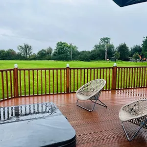 Long Meadow With Hot Tub Apartment